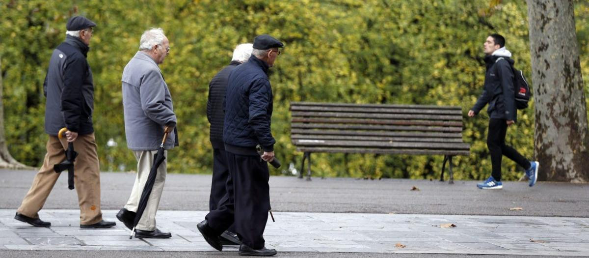 Pensionistas paseando