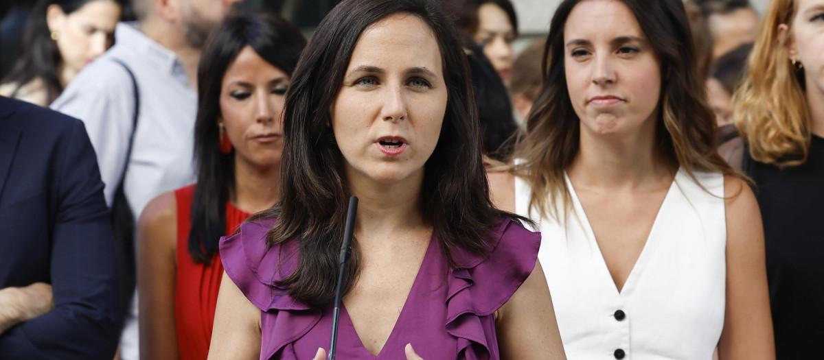 Ione Belarra e Irene Montero, minutos antes del comienzo del pleno de constitución del Congreso
