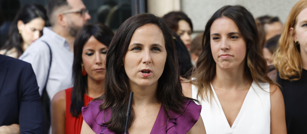 Ione Belarra e Irene Montero, minutos antes del comienzo del pleno de constitución del Congreso