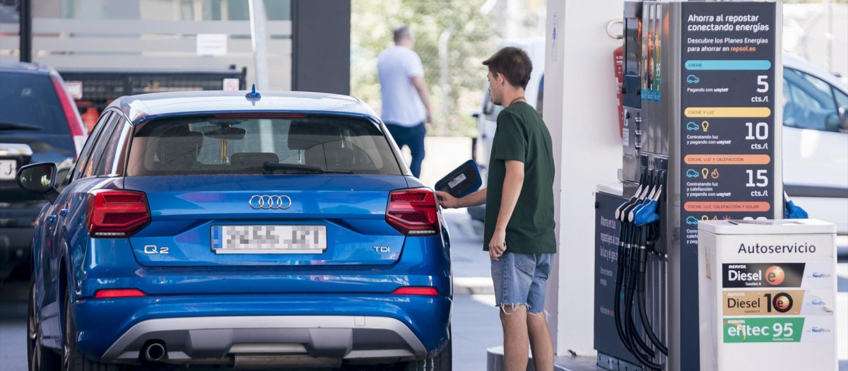 Una persona reposta en una gasolinera en Móstoles.