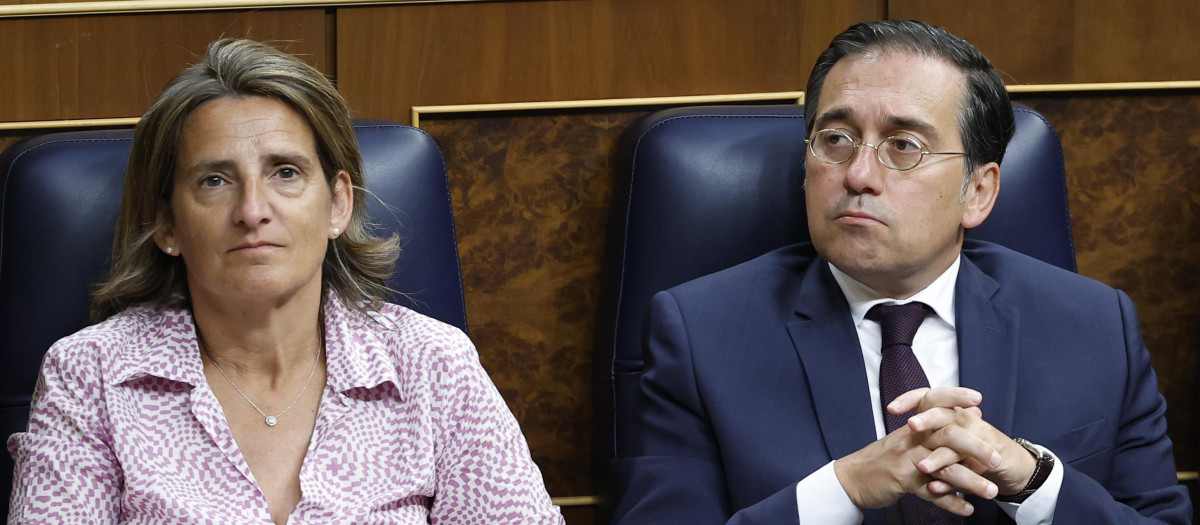 José Manuel Albares, junto a Teresa Ribera, en la constitución de las Cortes