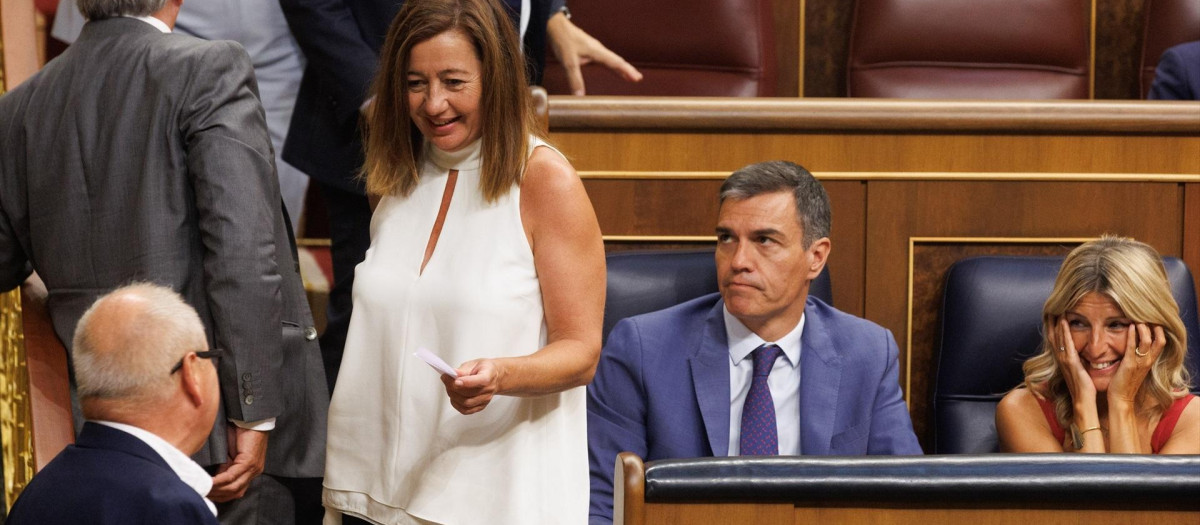 (I-D) El diputado de Sumar, Félix Alonso, la presidenta del Congreso, Francina Armengol, el presidente del Gobierno en funciones y secretario general del PSOE, Pedro Sánchez, y la líder de Sumar y vicepresidenta segunda y Ministra de Trabajo y Economía Social en funciones, Yolanda Díaz, durante la votación de la Sesión Constitutiva de la XV Legislatura en el Congreso de los Diputados, a 17 de agosto de 2023, en Madrid (España). Los diputados de la formación han llegado a la Cámara Baja tras celebrar una reunión interna en la que han decidido apoyar a la candidata socialista a la Presidencia del Congreso. El Congreso de los Diputados y el Senado surgidos de las elecciones generales del 23 de julio celebran hoy sus sesiones constitutivas, las primeras de la legislatura. Hoy toman posesión de sus cargos los 350 diputados elegidos en los comicios del 23 de julio, acatando la Constitución, y votando a los nueve miembros de la Mesa de la Cámara. Al no estar aún constituidos los órganos de la Cámara se ha configurado una Mesa de Edad para dirigir esta sesión.
17 AGOSTO 2023;CONGRESO;MESA;CONSTITUCIÓN;ELECCIONES;DIPUTADOS;SESIÓN
Eduardo Parra / Europa Press
17/8/2023