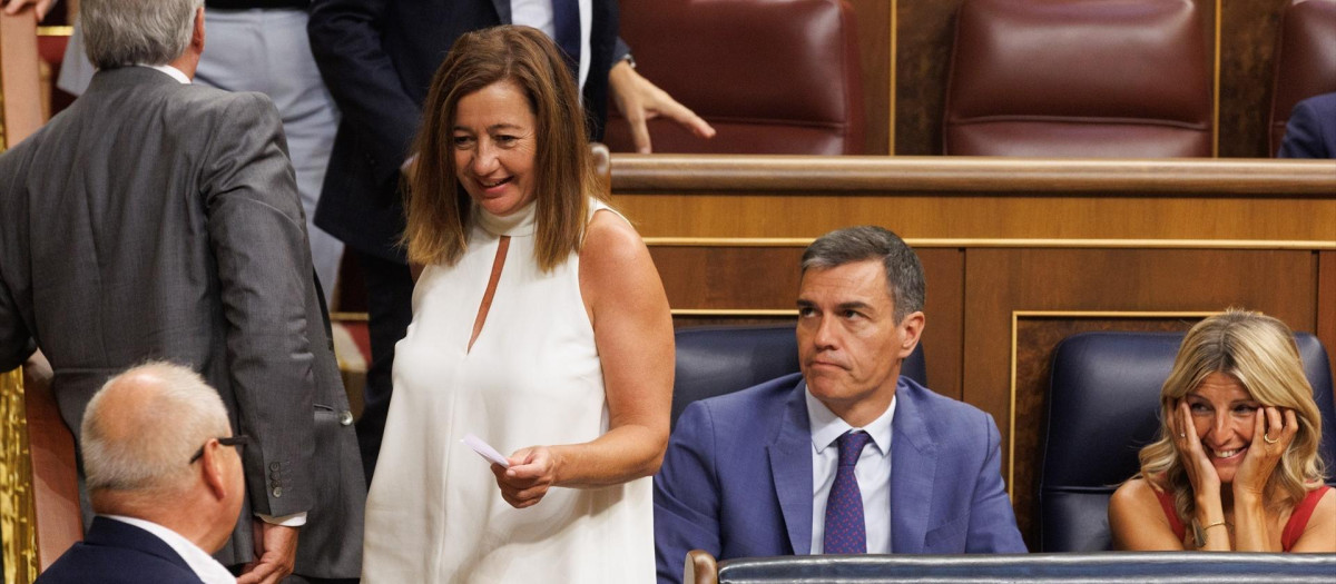 (I-D) El diputado de Sumar, Félix Alonso, la presidenta del Congreso, Francina Armengol, el presidente del Gobierno en funciones y secretario general del PSOE, Pedro Sánchez, y la líder de Sumar y vicepresidenta segunda y Ministra de Trabajo y Economía Social en funciones, Yolanda Díaz, durante la votación de la Sesión Constitutiva de la XV Legislatura en el Congreso de los Diputados, a 17 de agosto de 2023, en Madrid (España). Los diputados de la formación han llegado a la Cámara Baja tras celebrar una reunión interna en la que han decidido apoyar a la candidata socialista a la Presidencia del Congreso. El Congreso de los Diputados y el Senado surgidos de las elecciones generales del 23 de julio celebran hoy sus sesiones constitutivas, las primeras de la legislatura. Hoy toman posesión de sus cargos los 350 diputados elegidos en los comicios del 23 de julio, acatando la Constitución, y votando a los nueve miembros de la Mesa de la Cámara. Al no estar aún constituidos los órganos de la Cámara se ha configurado una Mesa de Edad para dirigir esta sesión.
17 AGOSTO 2023;CONGRESO;MESA;CONSTITUCIÓN;ELECCIONES;DIPUTADOS;SESIÓN
Eduardo Parra / Europa Press
17/8/2023