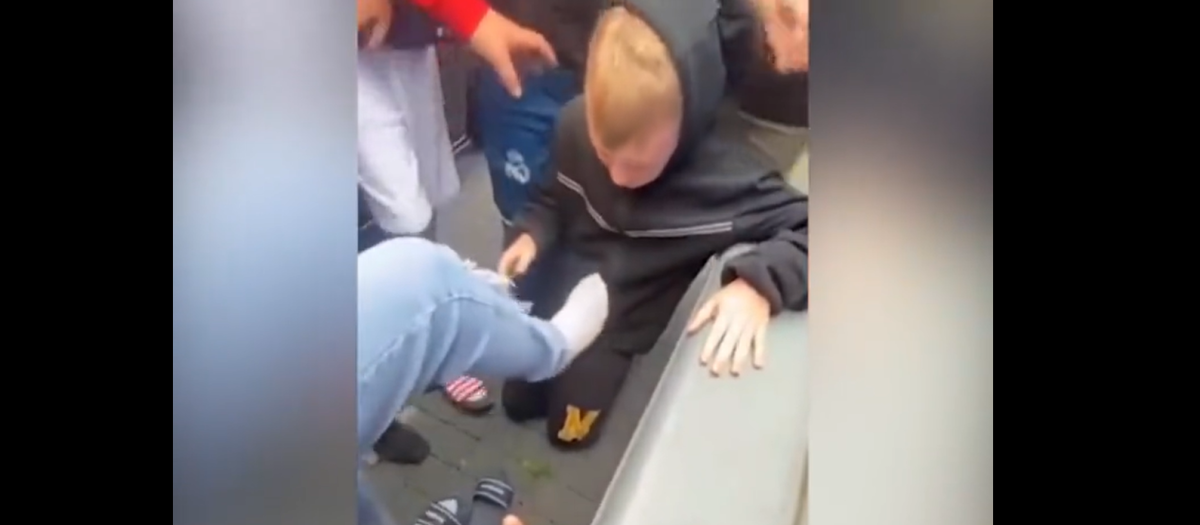 Momento de la agresión de un grupo de inmigrantes a un adolescente belga