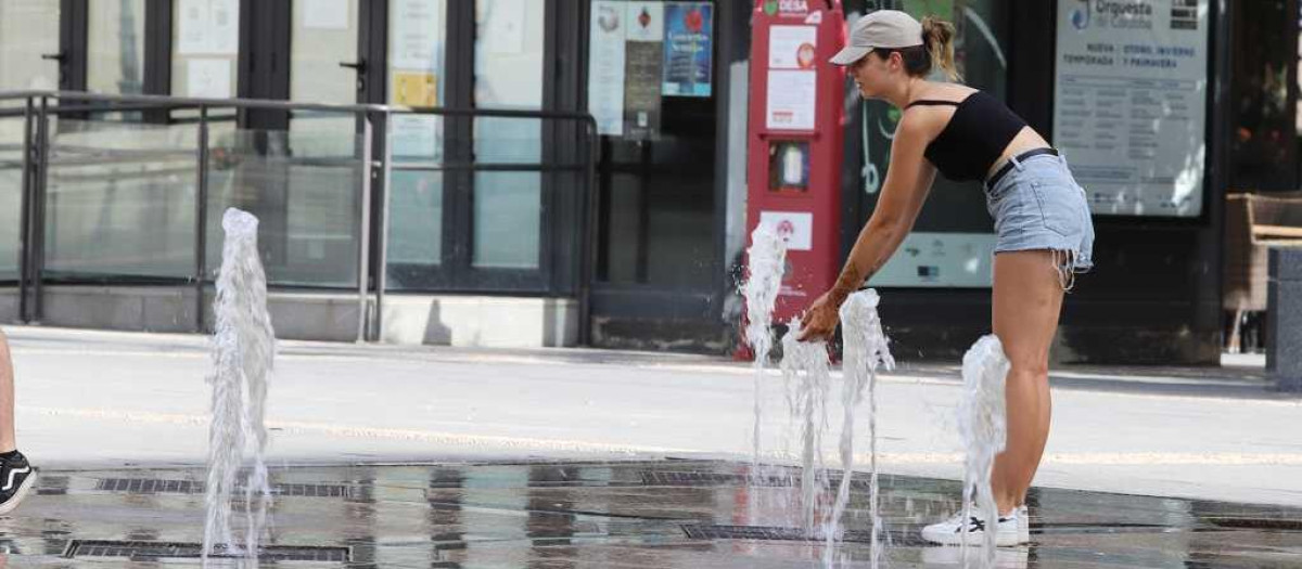 Una mujer se refresca en la Plaza de las Tendillas en Córdoba