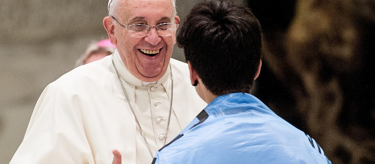 Papa Francisco saluda a un compatriota en el Aula Pablo VI
