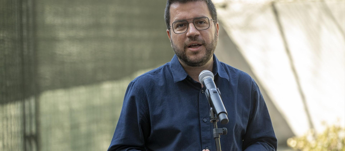 El presidente de la Generalitat, Pere Aragonès, ofrece declaraciones tras su visita a la sede de Cruz Roja en Sabadell, a 19 de agosto de 2023, en Sabadell, Barcelona, Catalunya (España). Aragonès ha realizado esta visita para conocer los proyectos de Soledad no querida. El jefe del Ejecutivo catalán se ha reunido con los responsables de la entidad en Cataluña y ha realizado un recorrido por las instalaciones y participado en diversas actividades que se llevan a cabo en el centro, como un taller de envejecimiento activo y el asesoramiento en materia de prevención para evitar riesgos asociados al calor.
18 AGOSTO 2023;CRUZ ROJA;CATALUÑA;PRESIDENT;
Lorena Sopêna / Europa Press
18/8/2023