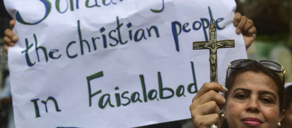 protest to condemn the attacks on churches in Pakistan, in Karachi on August 18, 2023. Homes and churches were burned and ransacked by a crowd of hundreds that tore through the streets in Jaranwala, on the outskirts of the industrial city of Faisalabad, on August 16. (Photo by Asif HASSAN / AFP)
