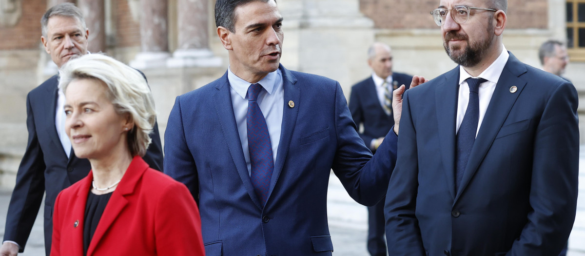 Ursula von der Leyen, Pedro Sánchez y Charles Michel, en París