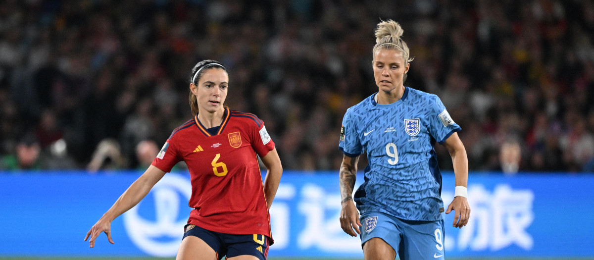 Aitana Bonmatí controla un balón ante la atenta mirada de Rachel Daly