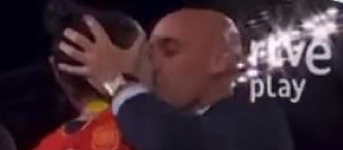 El polémico beso en la boca de Rubiales a Jenni Hermoso