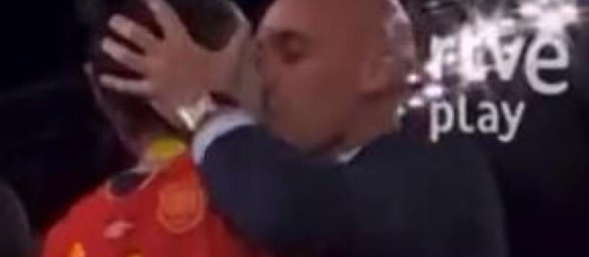 El polémico beso en la boca de Rubiales a Jenni Hermoso
