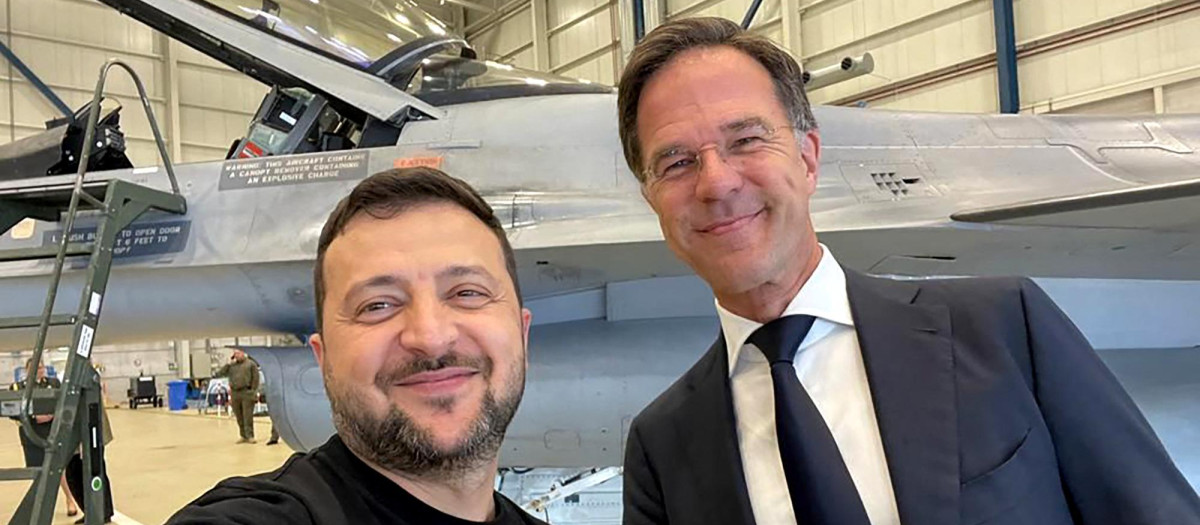 Zelenski y Rutte sonríen junto al F-16
