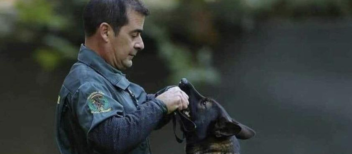 El agente Javier con uno de los perros de la unidad cinológica de la Guardia Civil