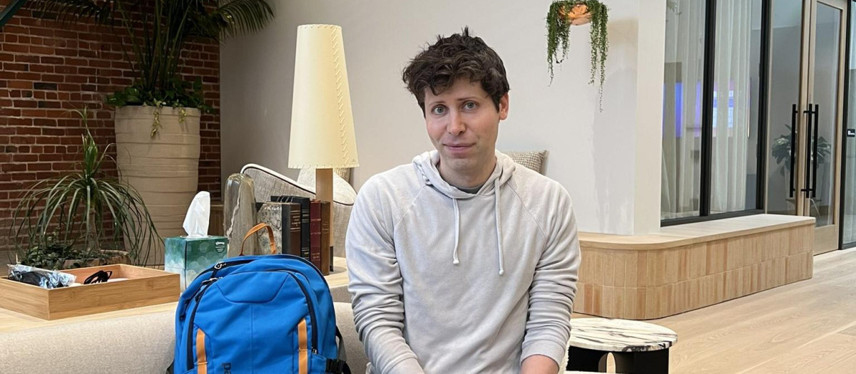 Sam Altman, CEO de OpenAI con su mochila azul
