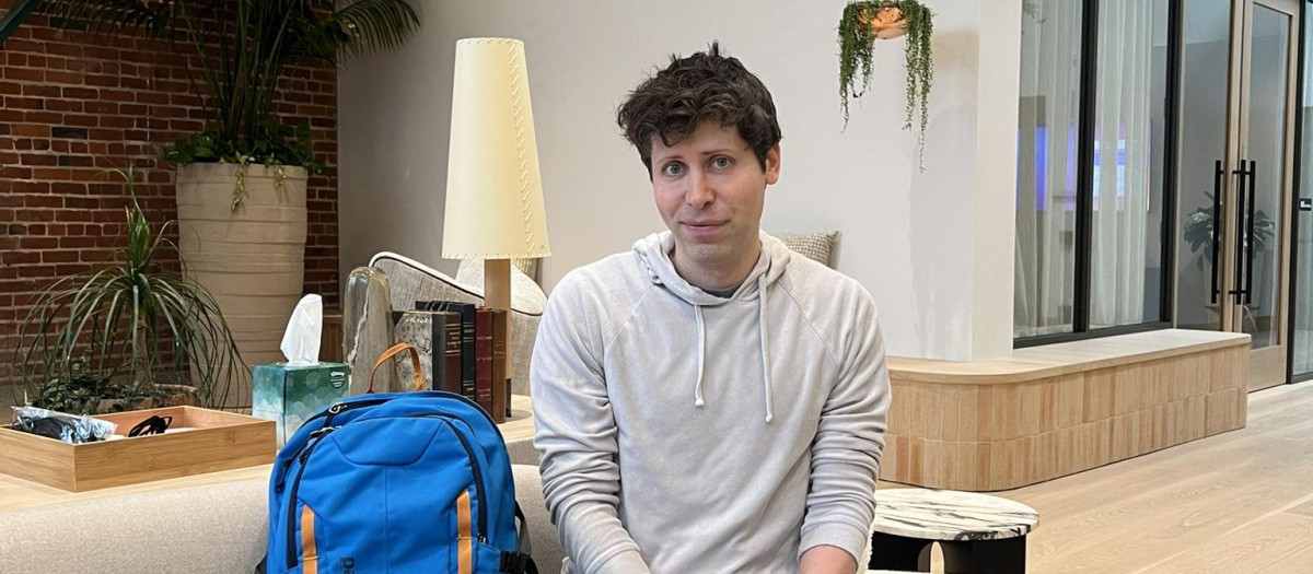 Sam Altman, CEO de OpenAI con su mochila azul