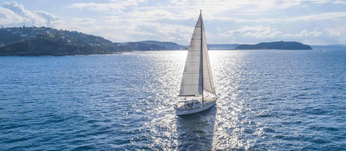Velero de alquiler en un viaje de una compañía de turismo náutico