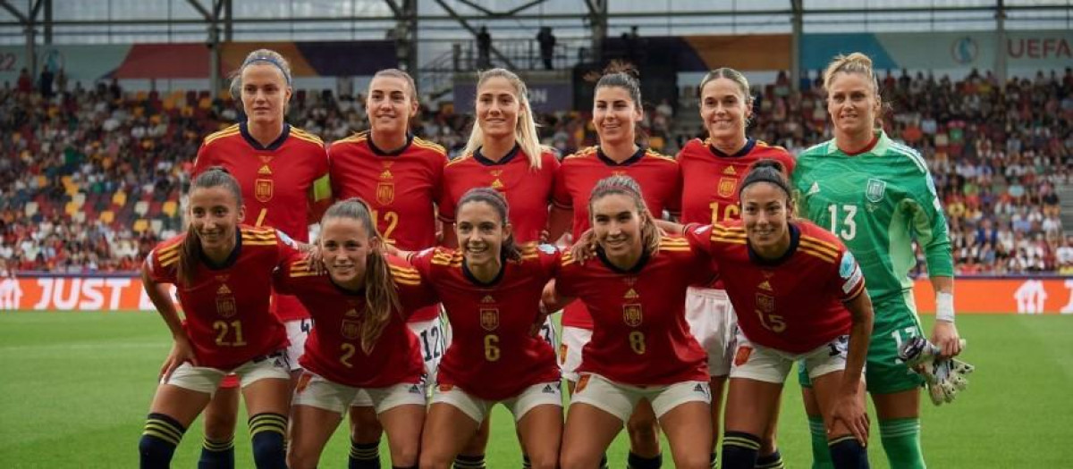 En este once titular, salvo Sheila García (abajo, primera por la izquierda), e Irene Paredes (arriba, primera por la izq.), el resto renunció a España