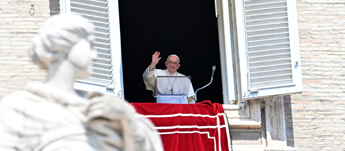 El Papa Francisco saluda a los fieles congregados en la plaza de San Pedro durante el tradicional rezo del ángelus