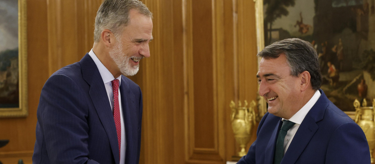 Felipe VI saludando al portavoz del PNV, Aitor Esteban, en la ronda de consultas