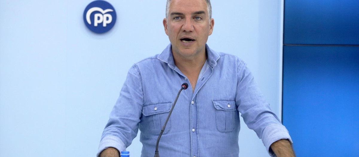 El coordinador general del PP y número uno al Congreso por Málaga, Elías Bendodo interviene en abierto al comienzo de la Junta Directiva Provincial del PP de Málaga a 28 de julio del 2023 en Málaga (Andalucía, España)
Álex Zea / Europa Press
28/7/2023