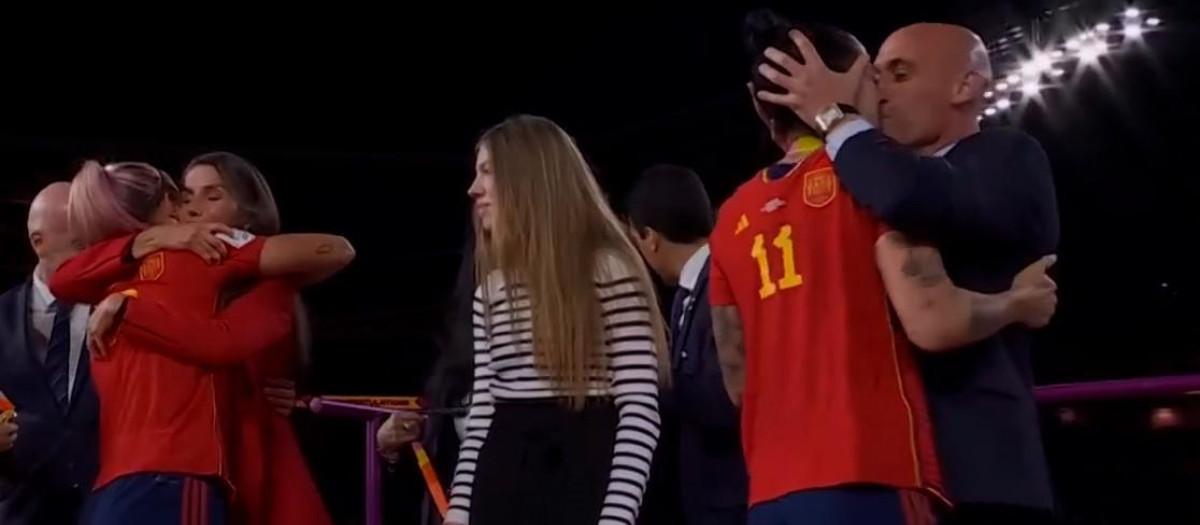 El presidente de la RFEF, Luis Rubiales, besa a Jenni Hermoso