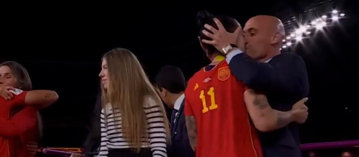 El presidente de la RFEF, Luis Rubiales, besa a Jenni Hermoso