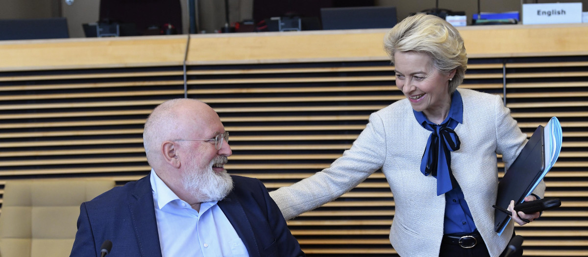 Frans Timmermans, junto a Ursula von der Leyen