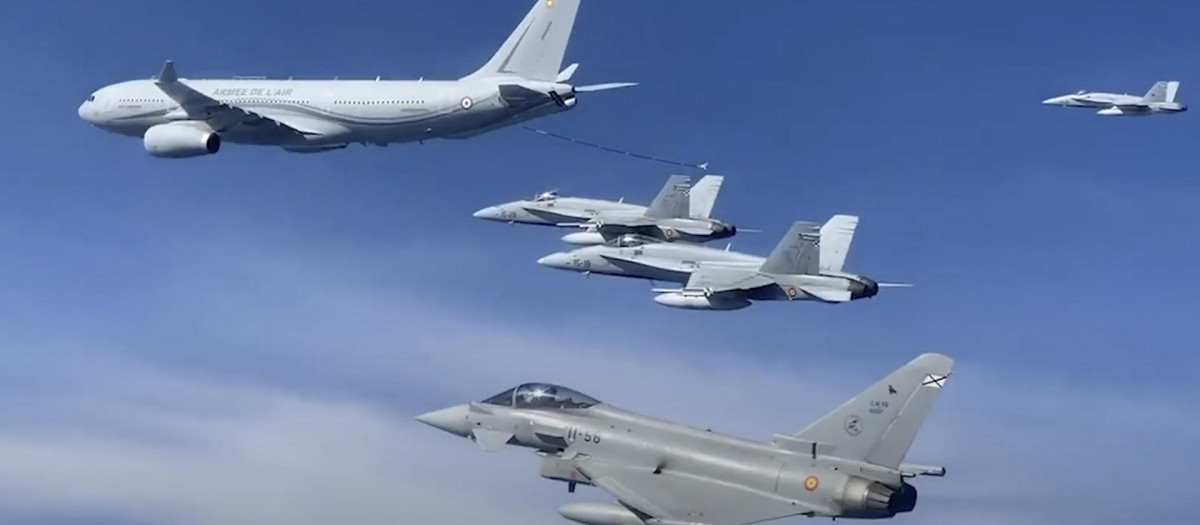 Aviones militares durante las maniobras
