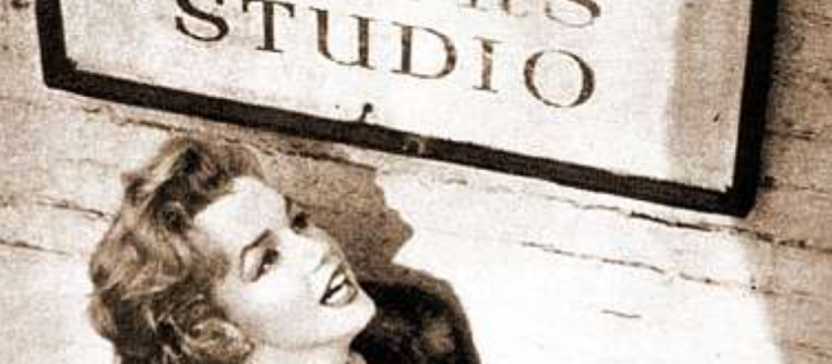 Marilyn Monroe ante el cartel del Actors Studio en Nueva York
