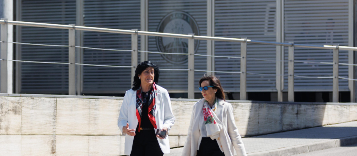 La directora del CNI, Esperanza Casteleiro, junto a Margarita Robles, ministra de Defensa