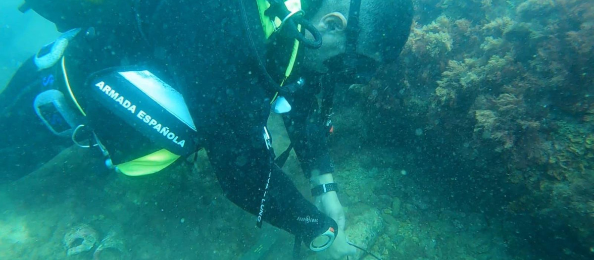 Un experto de la Armada neutraliza el artefacto