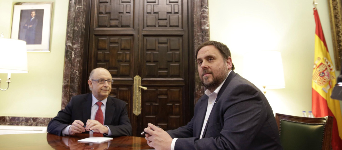 GRA286. MADRID, 18/03/2016.- El ministro de Hacienda y Administraciones Públicas, Cristóbal Montoro (i), y el vicepresidente y conseller económico de la Generalitat, Oriol Junqueras (d), durante la reunión que han mantenido para analizar la situación financiera que atraviesa Cataluña hoy en la sede del Ministerio en Madrid. EFE/Javier Lizón