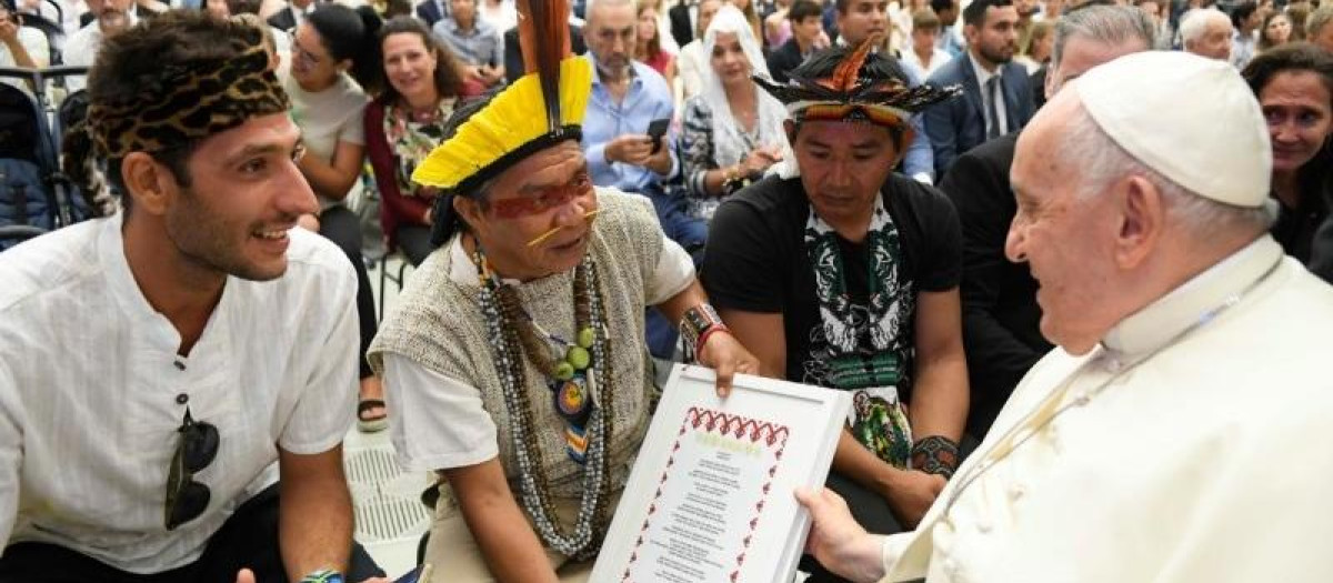 El Papa recibe un padrenuestro en el idioma pano de la amazonía