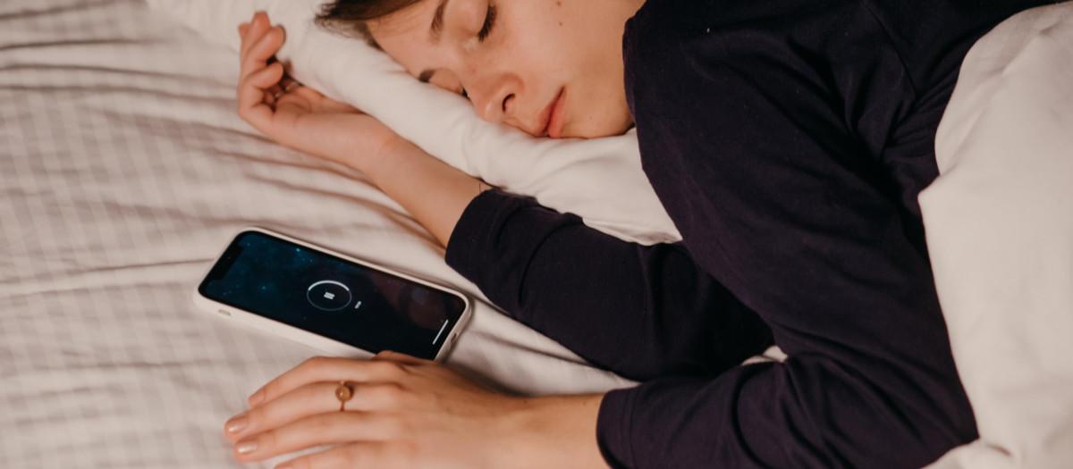 Dormir junto al móvil mientras se carga no es una buena idea