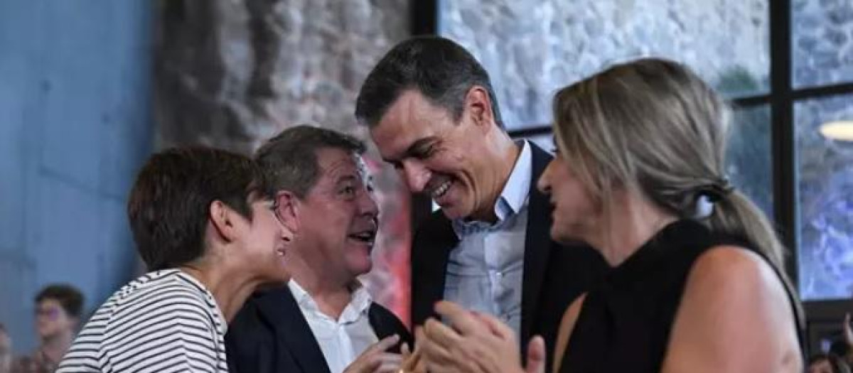 Las diputadas Isabel Rodríguez (izquierda) y Milagros Tolón junto a Sánchez y García-Page