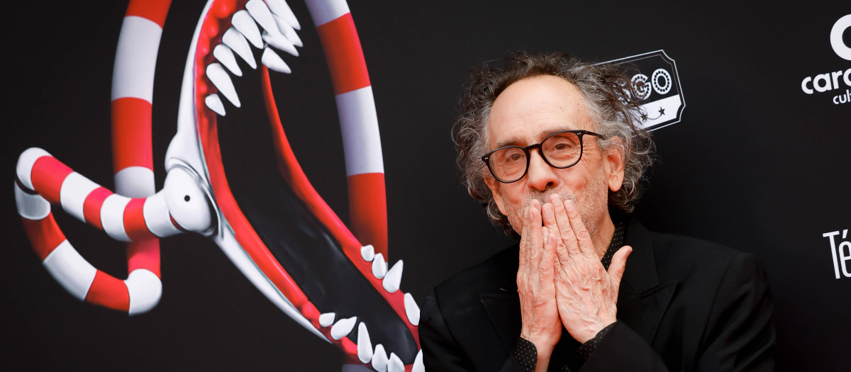 Tim Burton, en la inauguración de la exposición 'Tim Burton, el laberinto' en París (mayo de 2023)