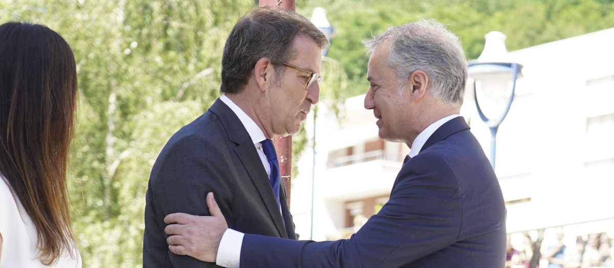 El presidente del PP, Alberto Núñez Feijóo (i) y el Lehendakari Iñigo Urkullu (d), se saludan a su llegada al homenaje a Miguel Ángel Blanco, a 10 de julio de 2022, en Ermua, Vizcaya, Euskadi (España). El Ayuntamiento de ERMUA ha sido el encargado de organizar un acto por el 25 aniversario del asesinato de Miguel Ángel Blanco. La cita es presidida por los Reyes y cuenta con una amplia representación institucional y de partidos políticos, con la presencia estimada de alrededor de 400 invitados. Miguel Ángel Blanco fue un concejal del PP, que fue asesinado el 13 de julio de 1997 por el grupo terrorista ETA.
10 JULIO 2022;ETA;MIGUEL ANGEL;BLANCO;ERMUA;25 ANIVERSARIO;ASESINATO
H.Bilbao / Europa Press
(Foto de ARCHIVO)
10/7/2022