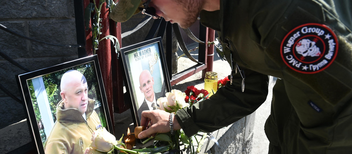 Un miembro de Wagner rinde homenaje a Yevgeny Prigozhin (izq.) y Dmitry Utkin su número dos