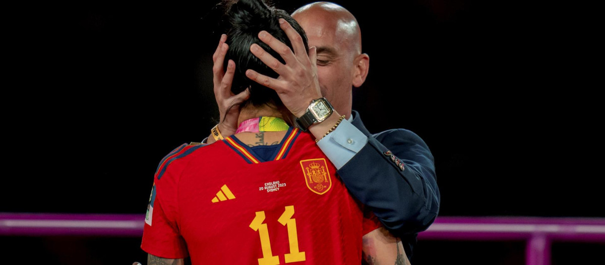 El beso de Luis Rubiales a Jenni Hermoso que acabó con la etapa del primero en la RFEF