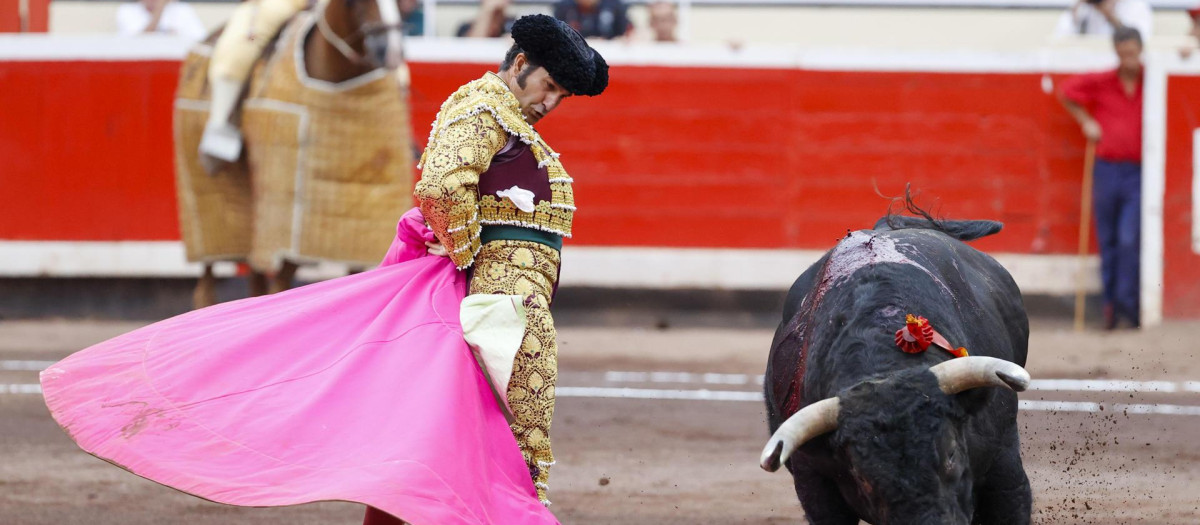 Morante de la Puebla con el capote el jueves en la Feria de Bilbao