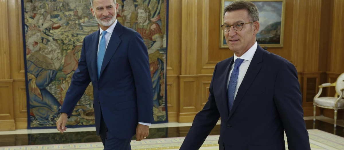 Felipe VI y Feijóo, durante la ronda de consultas del Rey para proponer candidato a la investidura