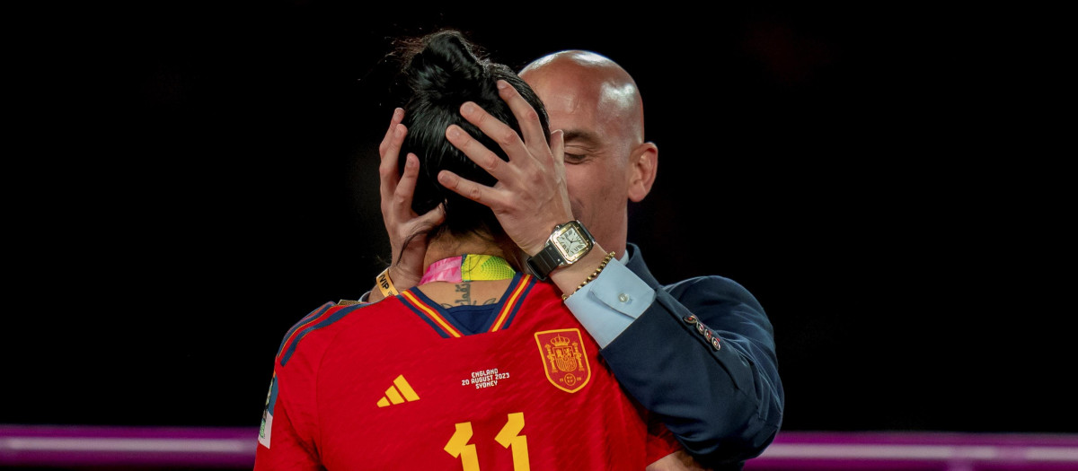 El polémico beso entre Rubiales y Jenni Hermoso
