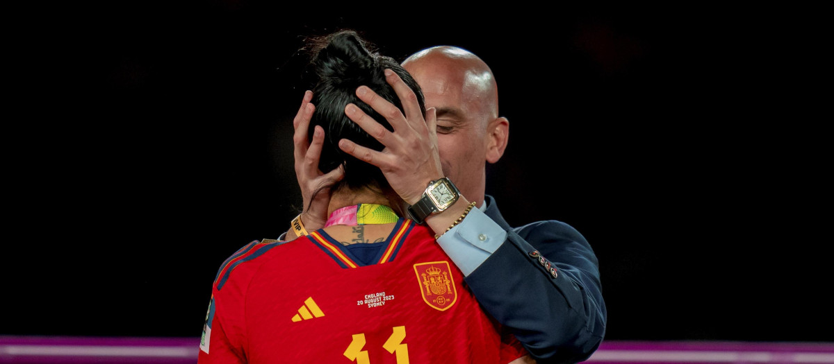 El polémico beso entre Rubiales y Jenni Hermoso