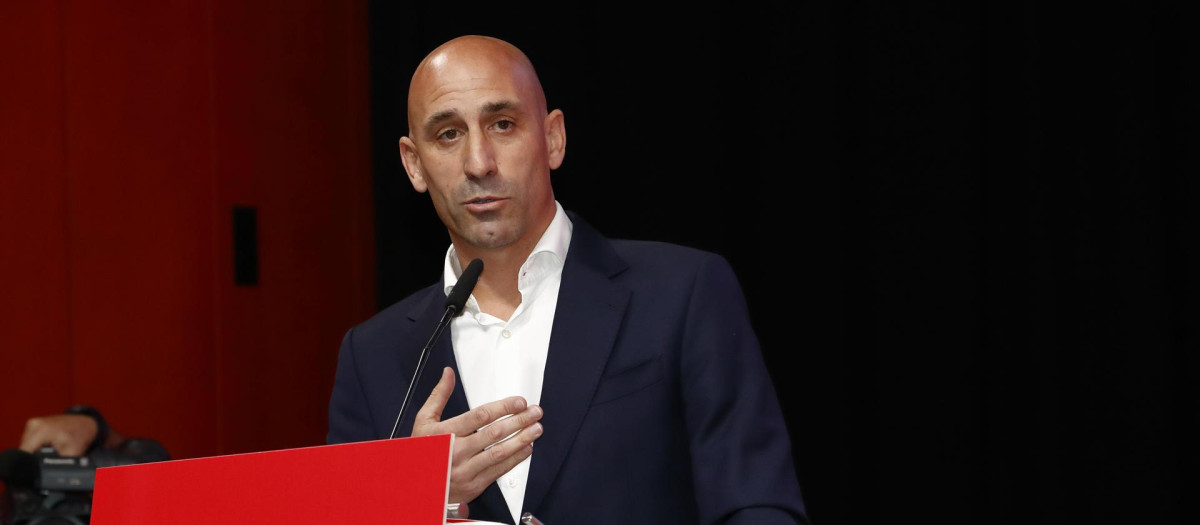 El presidente de la Real Federación Española de Fútbol, Luis Rubiales, durante su intervención en la Asamblea General de dicho organismo en la que ha anunciado que no dimitirá de su cargo tras la polémica por el beso que dio a la futbolista Jenni Hermoso al ganar el Mundial femenino, que ha definió como "espontáneo, mutuo, eufórico y consentido" aunque ha pedido disculpas "por el contexto en el que se produjo".. EFE/ RFEF/Eidan Rubio/SOLO USO EDITORIAL/SOLO DISPONIBLE PARA ILUSTRAR LA NOTICIA QUE ACOMPAÑA (CRÉDITO OBLIGATORIO)