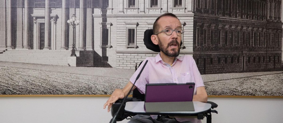El portavoz de Unidas Podemos en el Congreso, Pablo Echenique, ofrece una rueda de prensa tras la reunión de la Diputación Permanente del Congreso de los Diputados, a 26 de julio de 2023, en Madrid (España). El portavoz de Unidas Podemos, se ha despedido hoy del Congreso de los Diputados y solicitará en unos días su reincorporación al Consejo Superior de Investigaciones Científicas (CSIC). La Diputación Permanente del Congreso se ha reunido hoy, tres días después de la celebración de las elecciones generales, para debatir la convalidación del último decreto ley de ayudas destinadas a paliar los efectos económicos de la guerra en Ucrania. Entre estas ayudas está la prórroga de las ayudas al transporte público. Dado que el nuevo Congreso no se constituirá hasta el 17 de agosto, la Diputación Permanente, el único órgano que permanece activo tras la disolución de las Cámaras, es el encargado de acoger este debate de convalidación de un decreto.
26 JULIO 2023;CONGRESO;DECRETO ANTICRISIS;REBAJA DEL TRANSPORTE
Jesús Hellín / Europa Press
26/7/2023