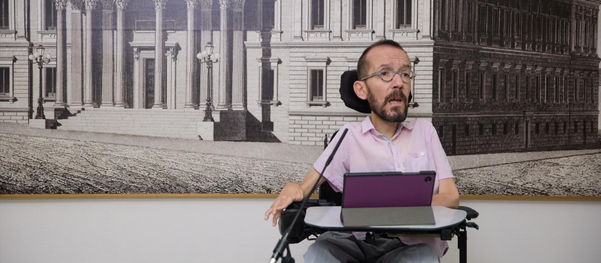 El portavoz de Unidas Podemos en el Congreso, Pablo Echenique, ofrece una rueda de prensa tras la reunión de la Diputación Permanente del Congreso de los Diputados, a 26 de julio de 2023, en Madrid (España). El portavoz de Unidas Podemos, se ha despedido hoy del Congreso de los Diputados y solicitará en unos días su reincorporación al Consejo Superior de Investigaciones Científicas (CSIC). La Diputación Permanente del Congreso se ha reunido hoy, tres días después de la celebración de las elecciones generales, para debatir la convalidación del último decreto ley de ayudas destinadas a paliar los efectos económicos de la guerra en Ucrania. Entre estas ayudas está la prórroga de las ayudas al transporte público. Dado que el nuevo Congreso no se constituirá hasta el 17 de agosto, la Diputación Permanente, el único órgano que permanece activo tras la disolución de las Cámaras, es el encargado de acoger este debate de convalidación de un decreto.
26 JULIO 2023;CONGRESO;DECRETO ANTICRISIS;REBAJA DEL TRANSPORTE
Jesús Hellín / Europa Press
26/7/2023