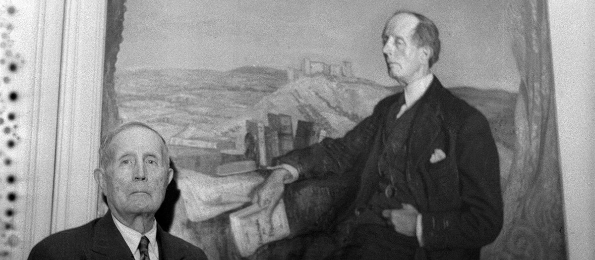 Azorín, en 1955, junto al retrato que le hizo Zuloaga