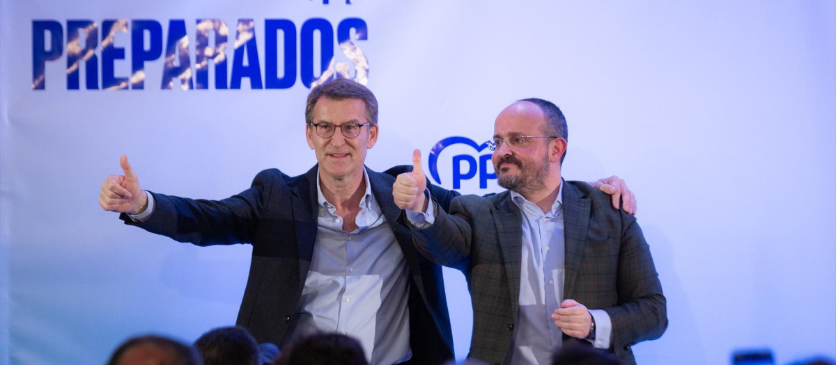 El presidente de la Xunta de Galicia y precandidato a la presidencia del PP nacional, Alberto Núñez Feijóo (i), y el presidente del PP de Catalunya, Alejandro Fernández (d), saludan en la celebración de un acto con afiliados, simpatizantes y cargos del PP de Catalunya para presentar su proyecto de partido, a 14 de marzo de 2022, en Barcelona, Cataluña (España). El viaje a Catalunya del candidato a liderar el PP nacional se enmarca en la campaña que ha comenzado antes del XX Congreso Nacional extraordinario de la formación, que tendrá lugar entre el 1 y 2 de abril en Sevilla. El PP catalán recogió un total de 1.264 avales para la candidatura de Feijóo a liderar el partido.
14 MARZO 2022;BARCELONA;CATALUÑA;FEIJÓO;PP;PARTIDO POPULAR
David Zorraquino / Europa Press
(Foto de ARCHIVO)
14/3/2022