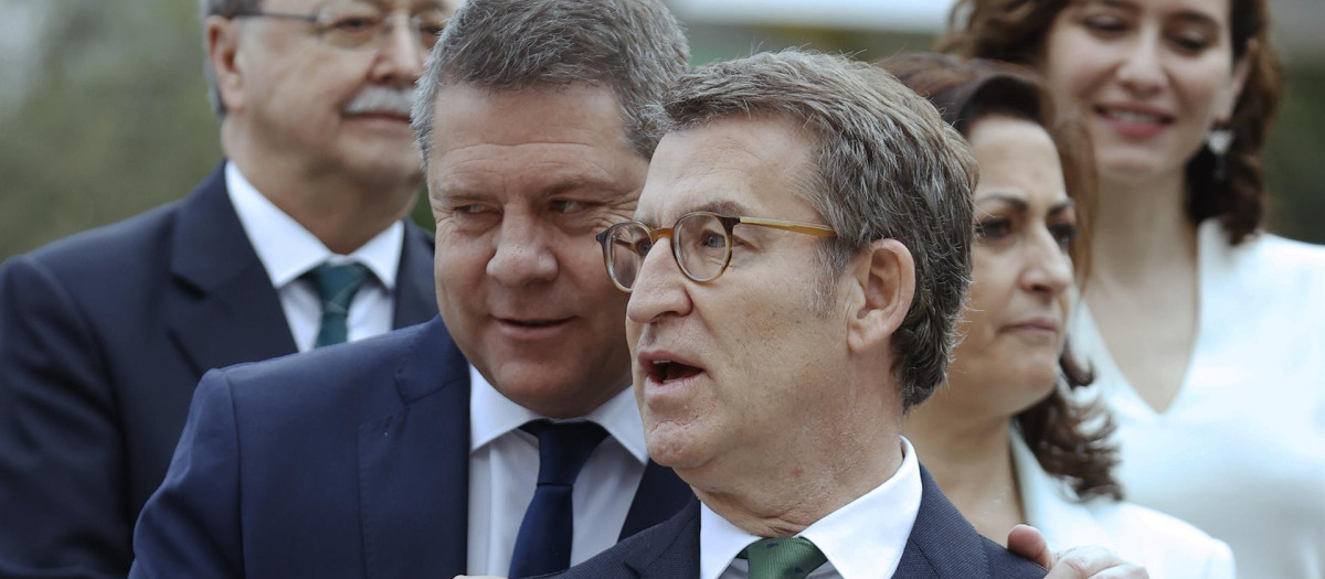 El presidente del PP, Alberto Núñez Feijóo, y el presidente de Castilla La-Mancha, Emiliano García Page, en una foto de archivo